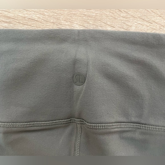 Lululemon gray laser cut bottoms size 6 - Picture 2 of 3